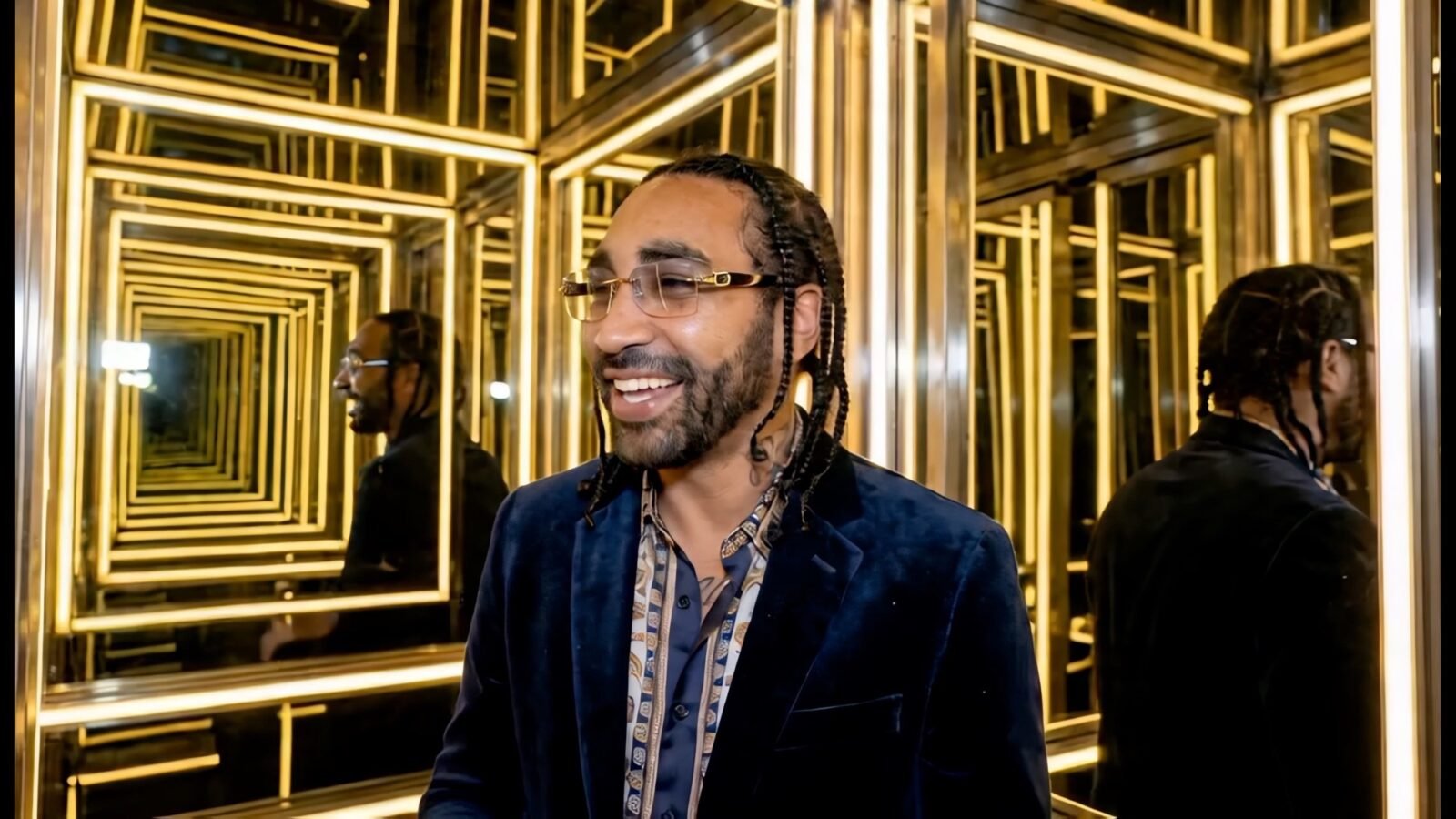 Eye Heru 369 in a mirrored gold room